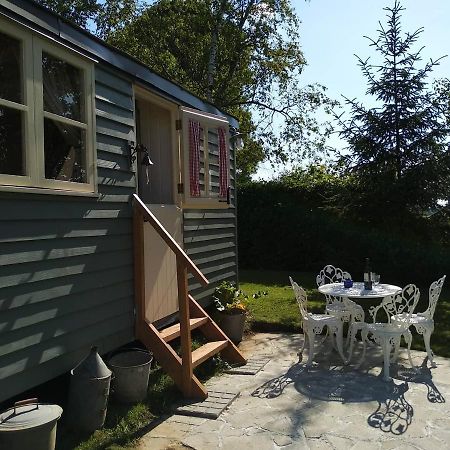The English Shepherds Hut @ Les Aulnaies Echauffour 외부 사진