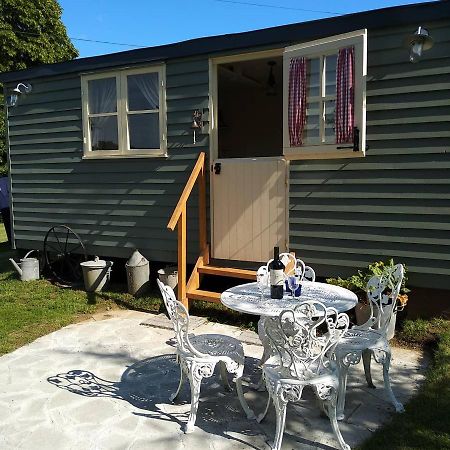 The English Shepherds Hut @ Les Aulnaies Echauffour 외부 사진